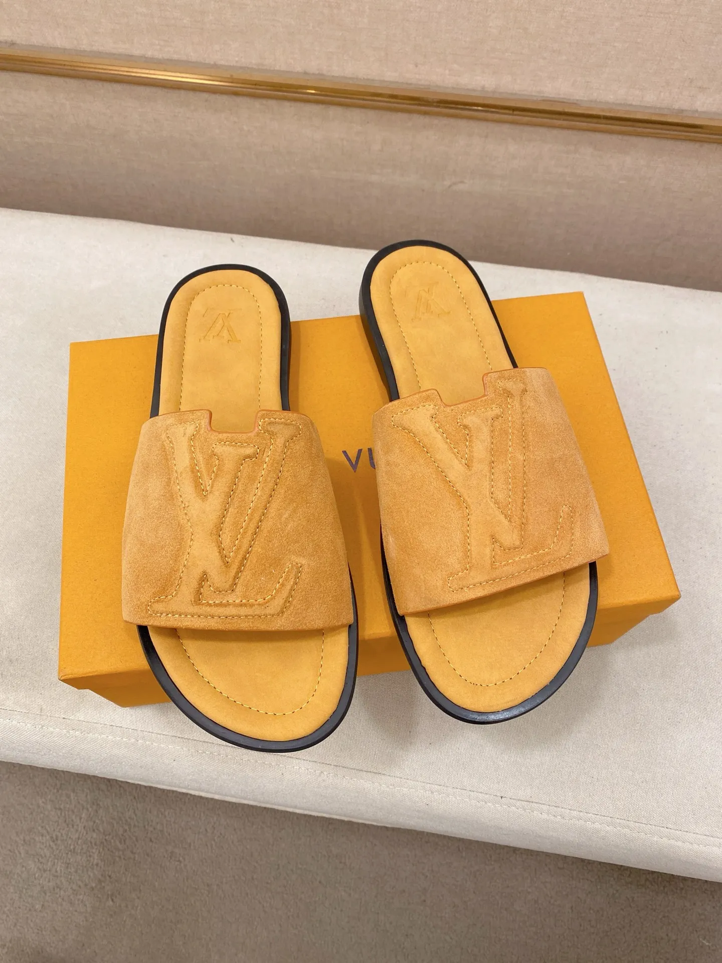 Men's shoes 💰: 340💰Made by LV🔍Top purchasing agents. Men's spring and summer slippers are available at the same counter. The uppers are imported cowhide from Italy, with logo graphics and high-quality craftsmanship. Soles: original soles specially provided by the original factory. Exclusive movable molded soles are super comfortable. Original goods follow orders. 🔍🔍High quality. You can enter and exit the counter at will. Welcome to compare. Size 38-44. Can be customized45